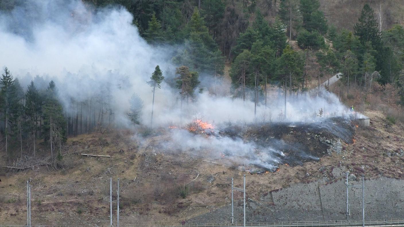 La radura in fiamme nei pressi della stazione di Reichenau