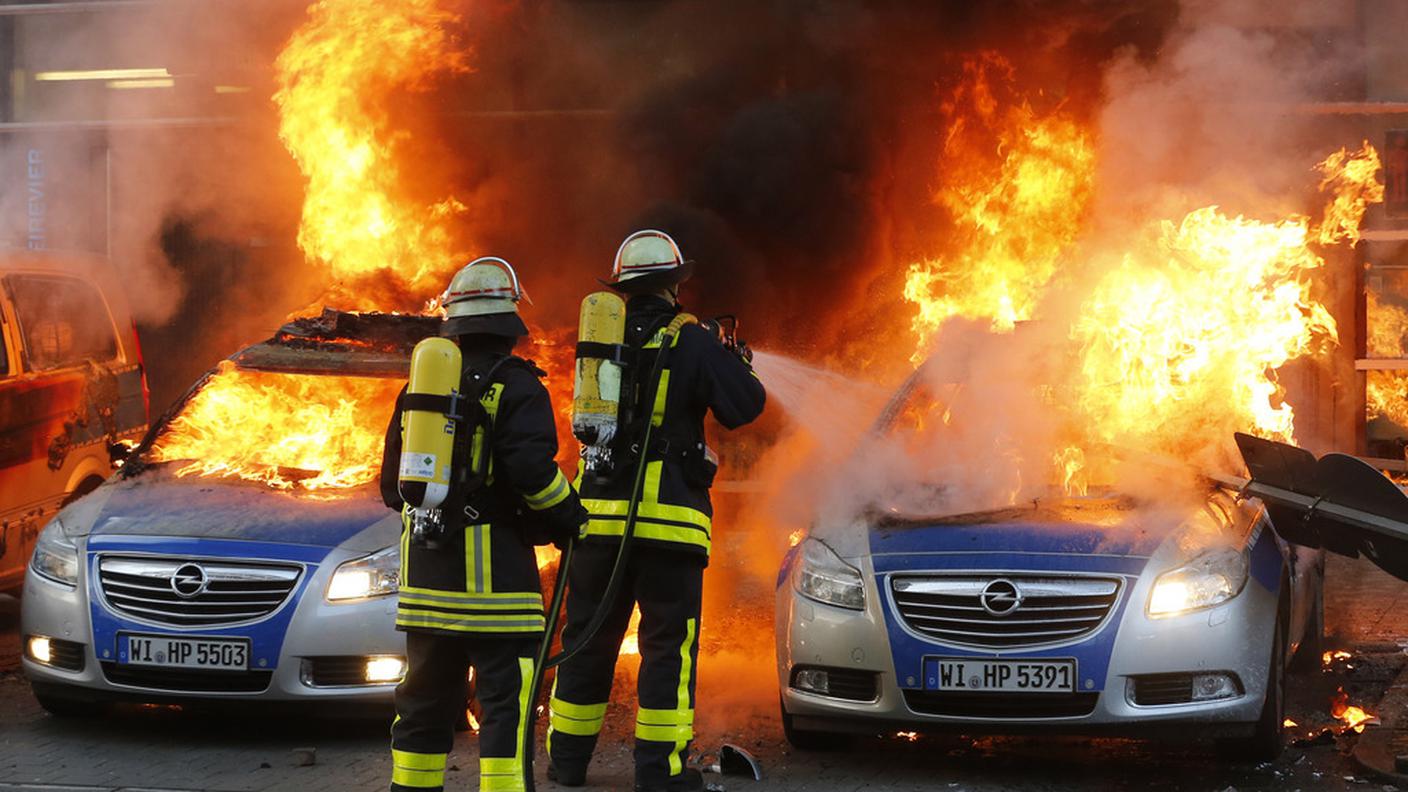 Molte auto della polizia incendiate