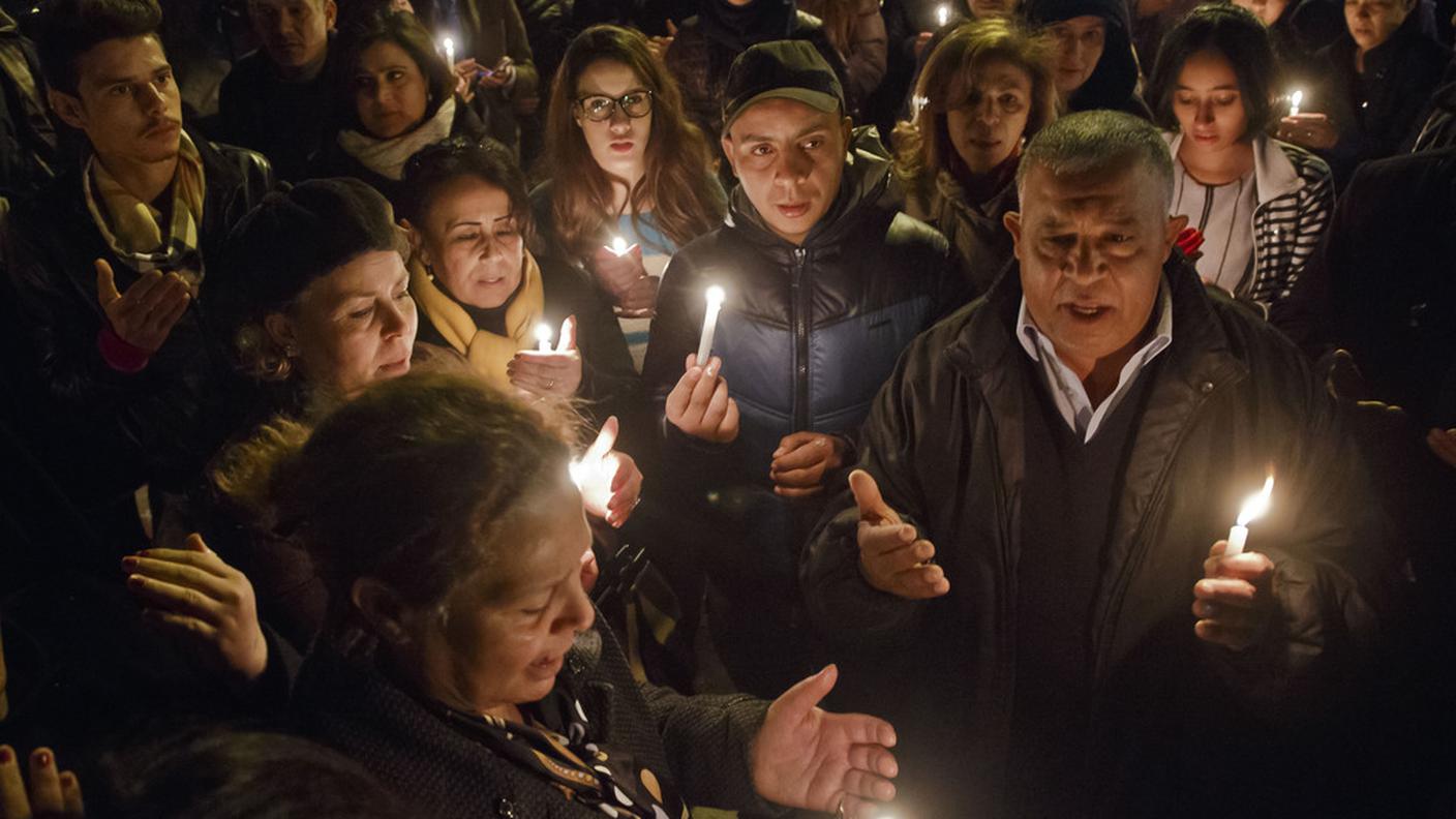 Gruppi di tunisini si sono riuniti con candele accese, all'entrata del Museo, in memoria delle vittime dell'attentato