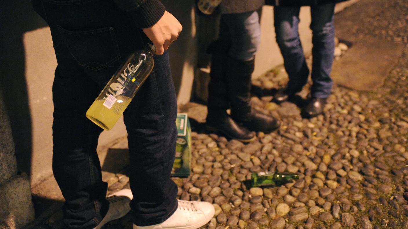 Le intossicazioni d'alcool, per consumo eccessivo, alimentano il dibattito in funzione dei pericoli e anche della copertura dei costi per i ricoveri