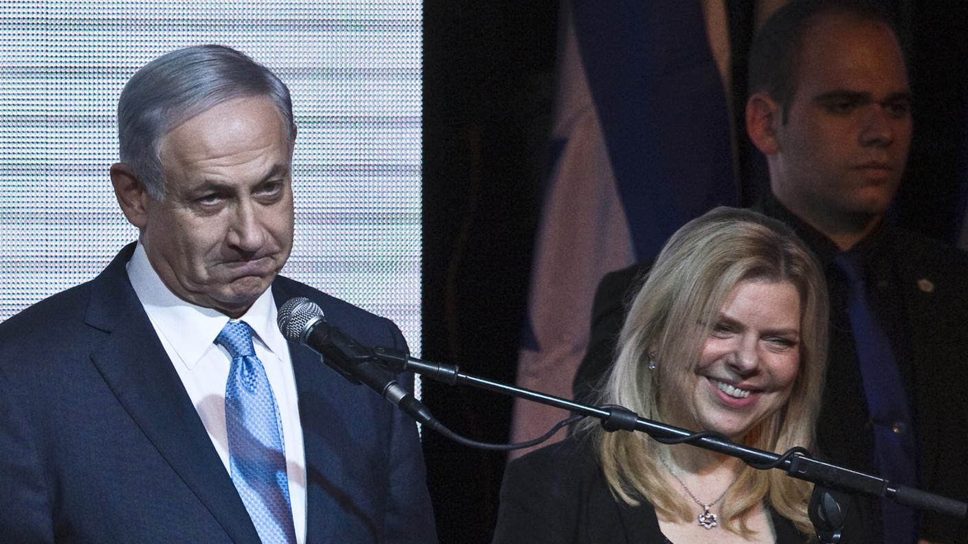 Rifiutate dagli arabi israeliani le scuse di Netanyahu, qui con la moglie