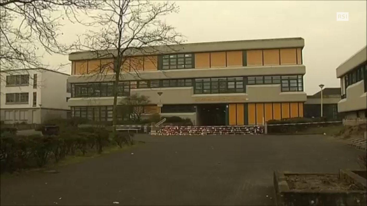 Il dolore nella scuola degli studenti morti nello schianto