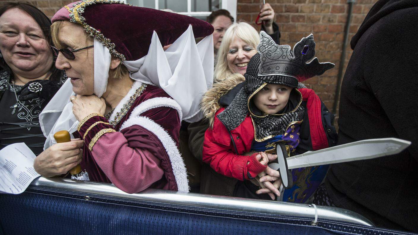 Cittadini di Leicester in costumi d'epoca per l'ultimo saluto a Riccardo III