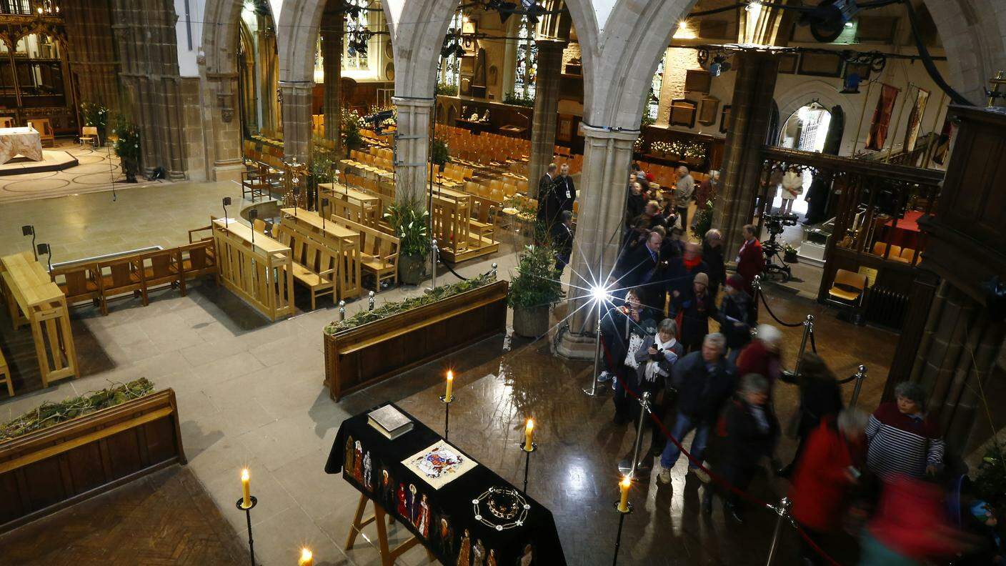 L'interno della cattedrale di Leicester con la bara del re e la fila di visitatori