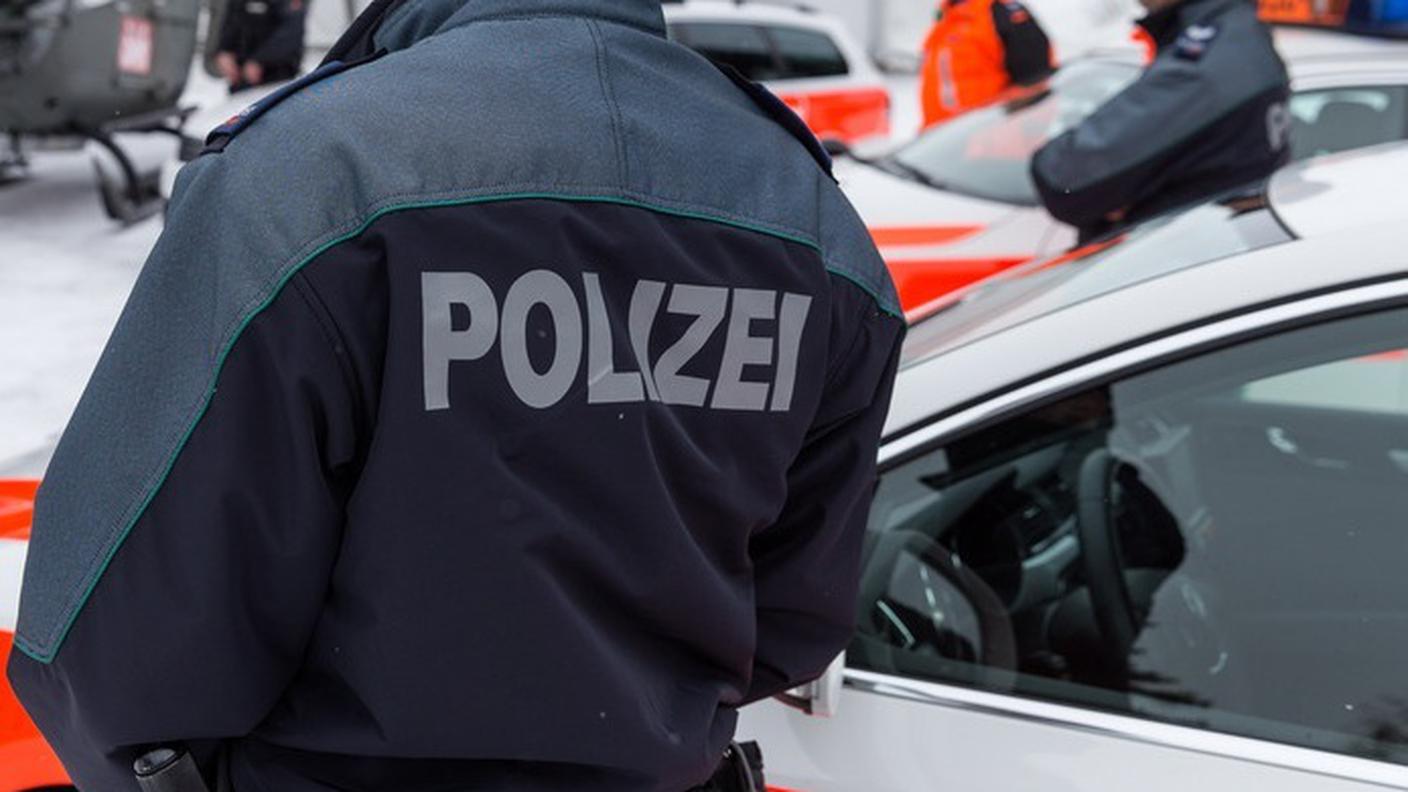 Gli agenti procedono a controlli su ogni veicolo in entrata in valle