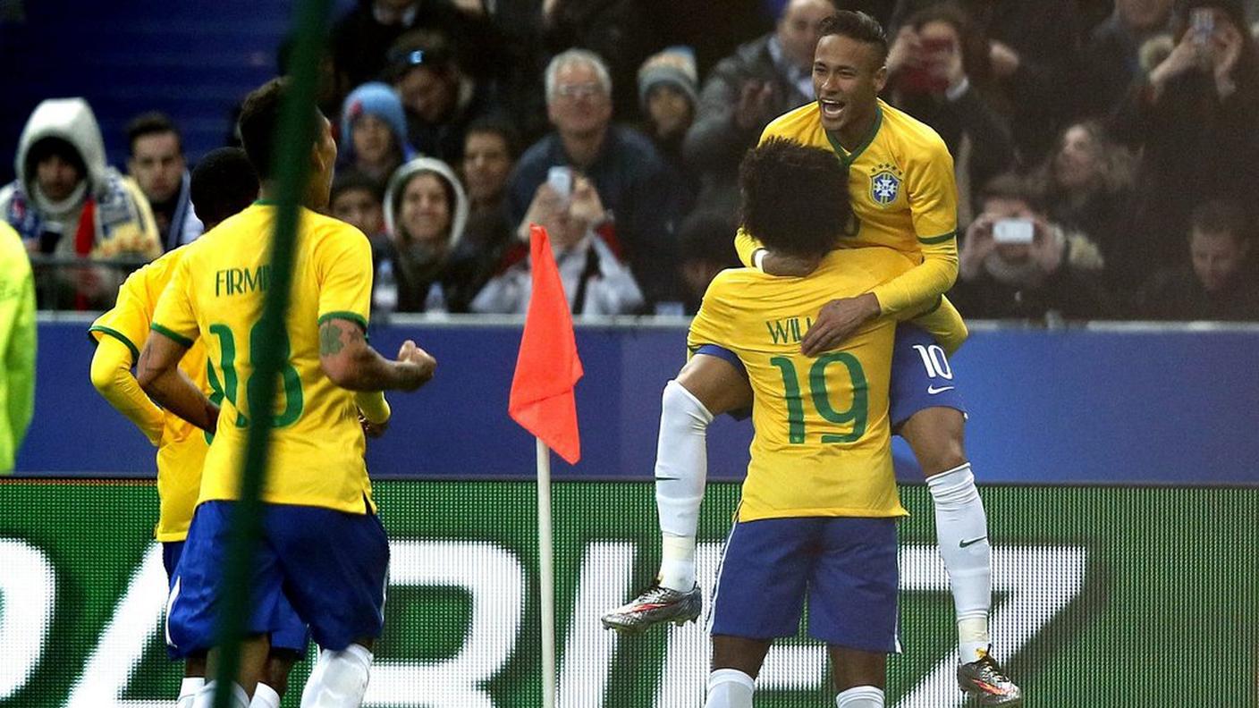 Neymar festeggia con i suoi compagni