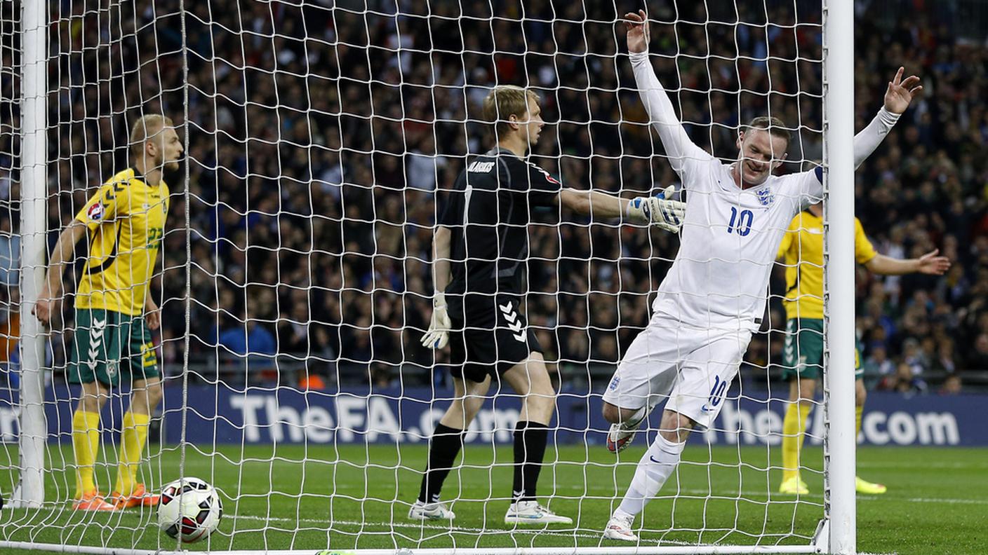 Rooney trascinatore degli inglesi