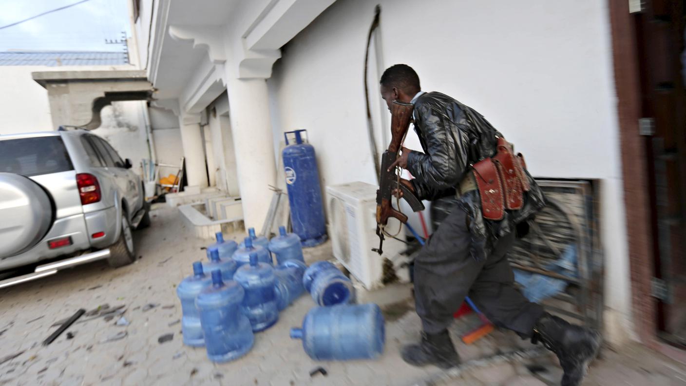 Un agente di polizia somalo impegnato dall'attacco terroristico di venerdì