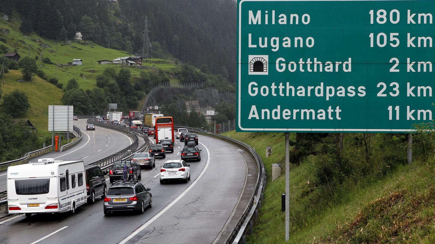 Tornano i veicoli in colonna nei pressi del San Gottardo in direzione sud