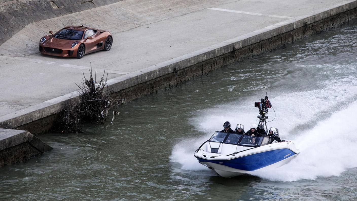 Belle donne, belle macchine, inseguimenti e azione lungo il Tevere