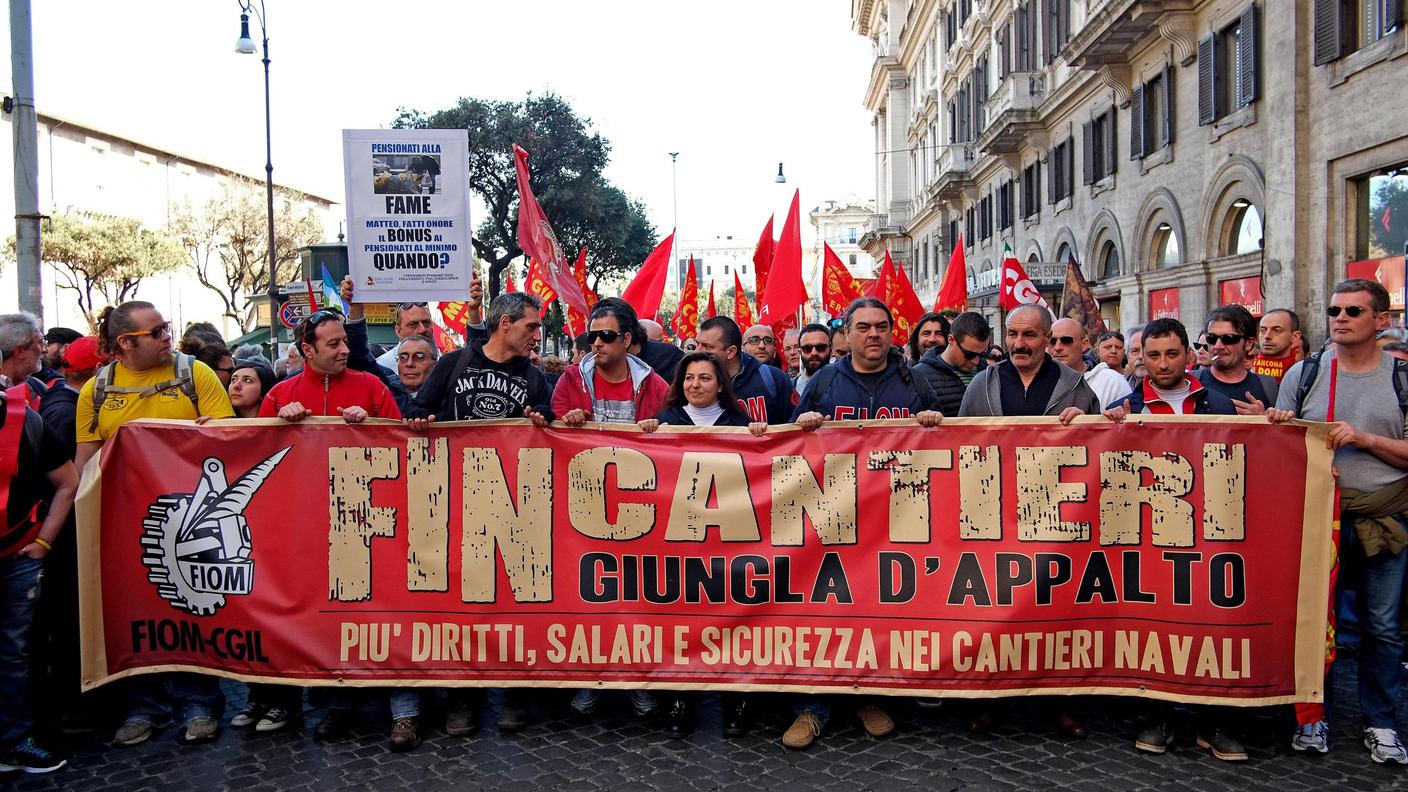 Gli operai dei cantieri navali hanno aperto il corteo dei metalmeccanici a Roma