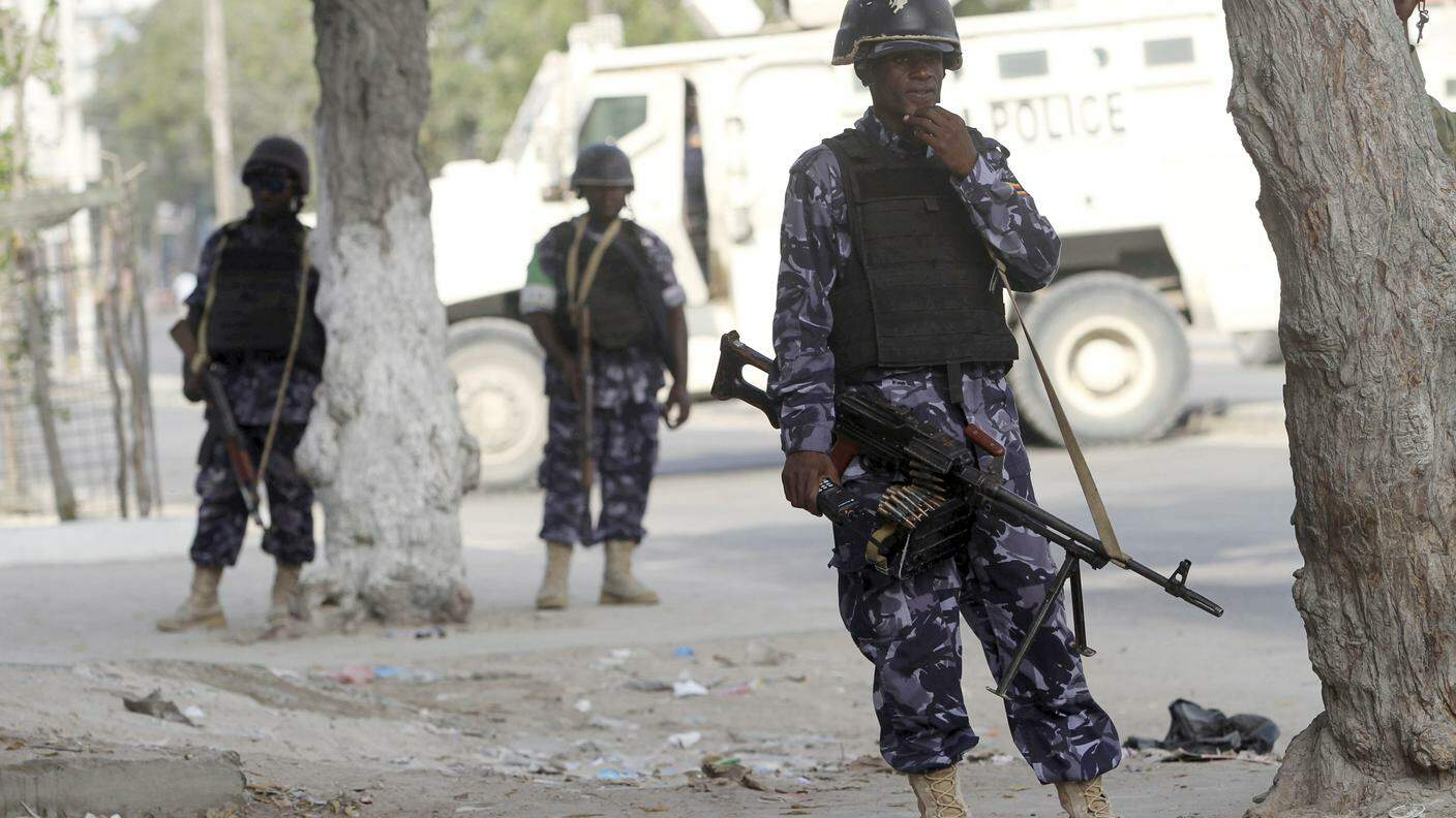 Soldati somali pattugliano le strade dopo la fine dell'assalto