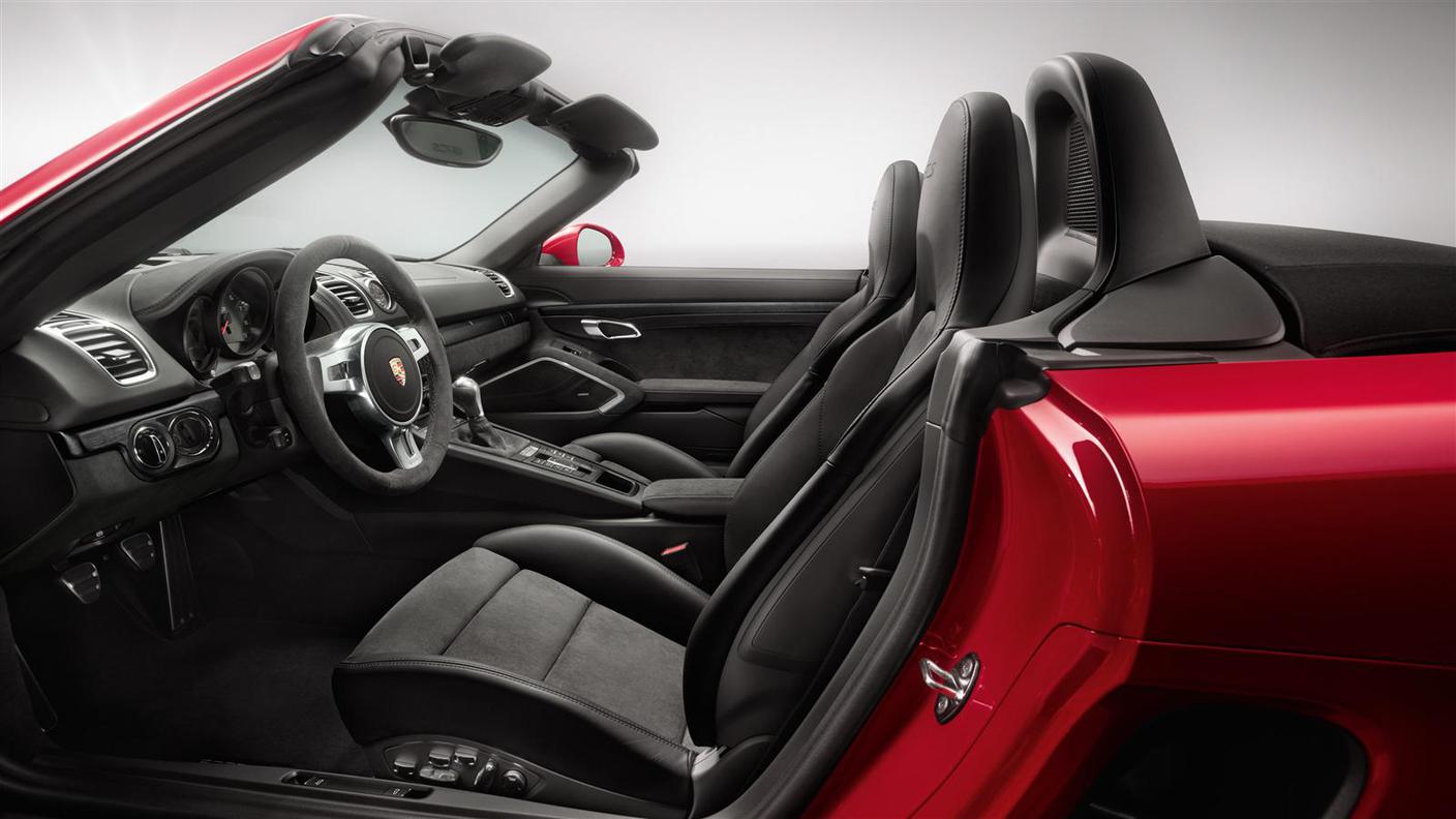 L'abitacolo elegante e sportivo della grintosa Porsche Boxster GTS