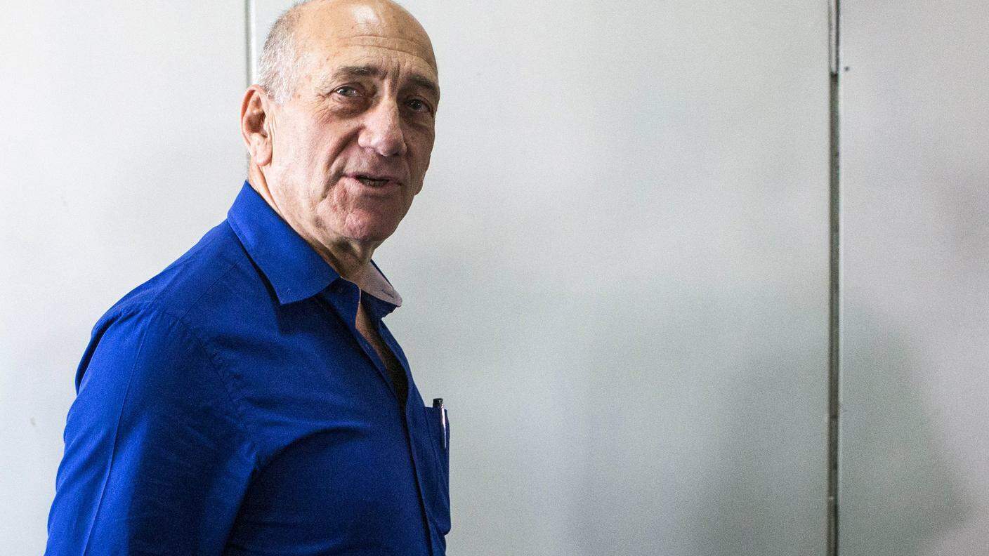 L'ex premier israeliano Ehud Olmert è stato ritenuto colpevole di corruzione