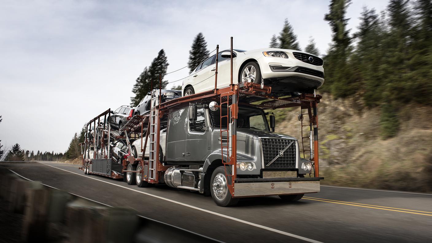 Volvo nuove d'importazione trasportate da una bisarca in America