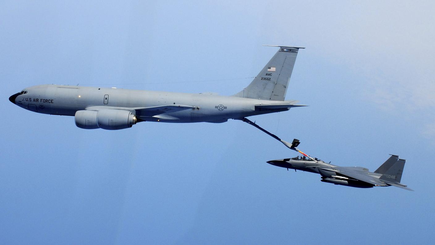 Un aereo cisterna americano rifornisce in volo un caccia sudcoreano