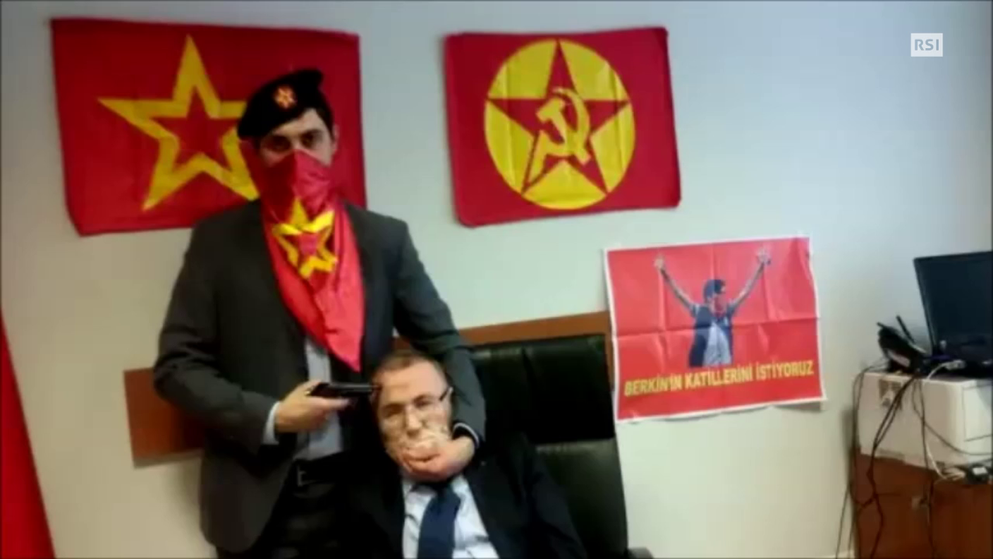 Le prime immagini e le rivendicazioni dei sequestratori