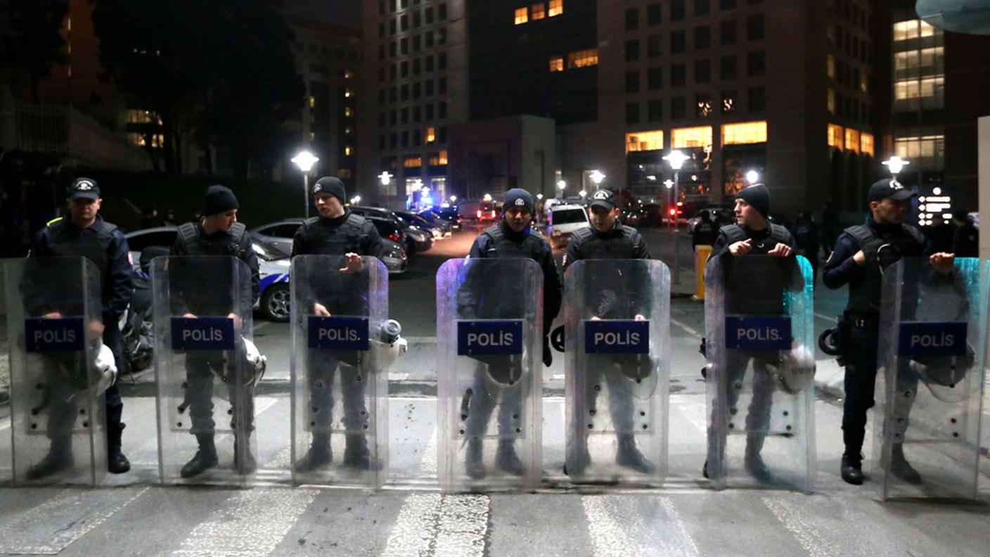Polizia fuori dall'edificio dov'è stato sequestrato per alcune ore Mehmet Selim Kiraz
