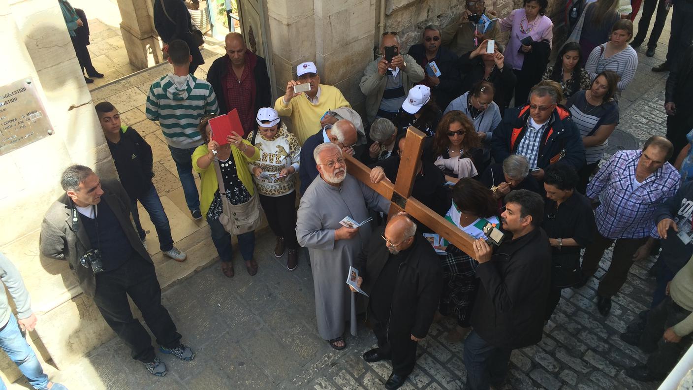 I partecipanti si apprestano al tradizionale cammino del Venerdì santo