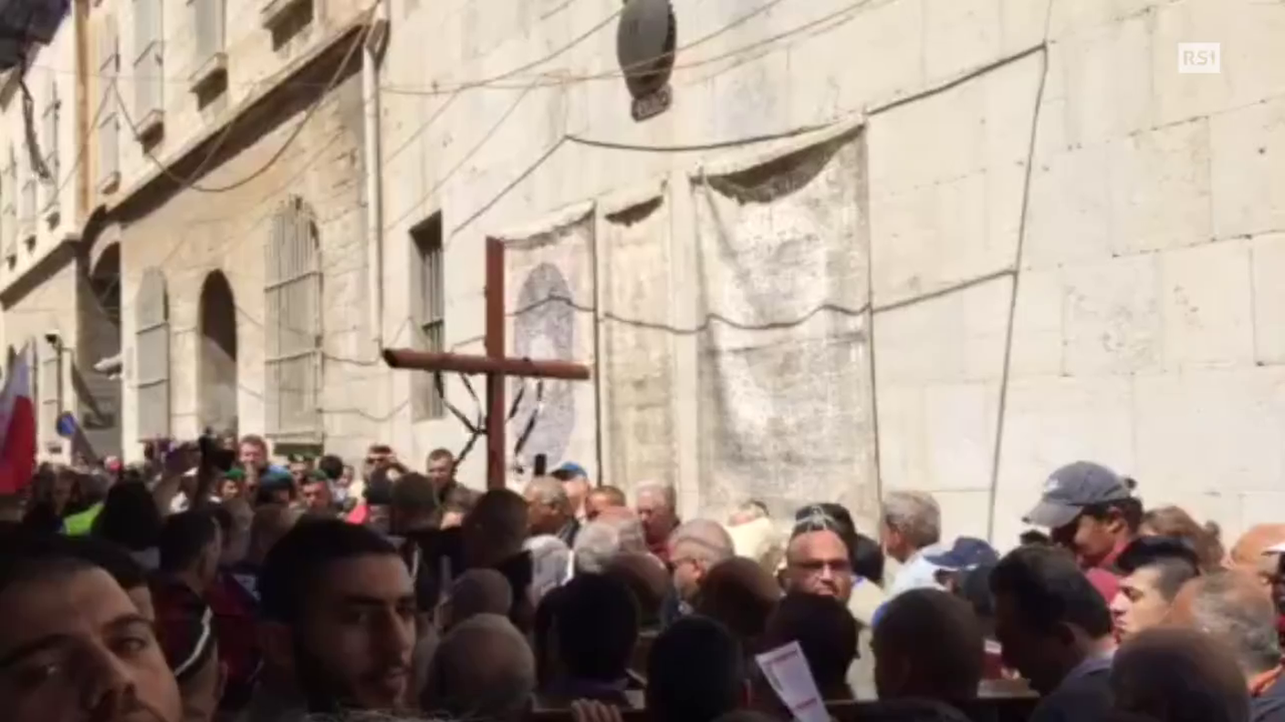 La processione nella Via Dolorosa