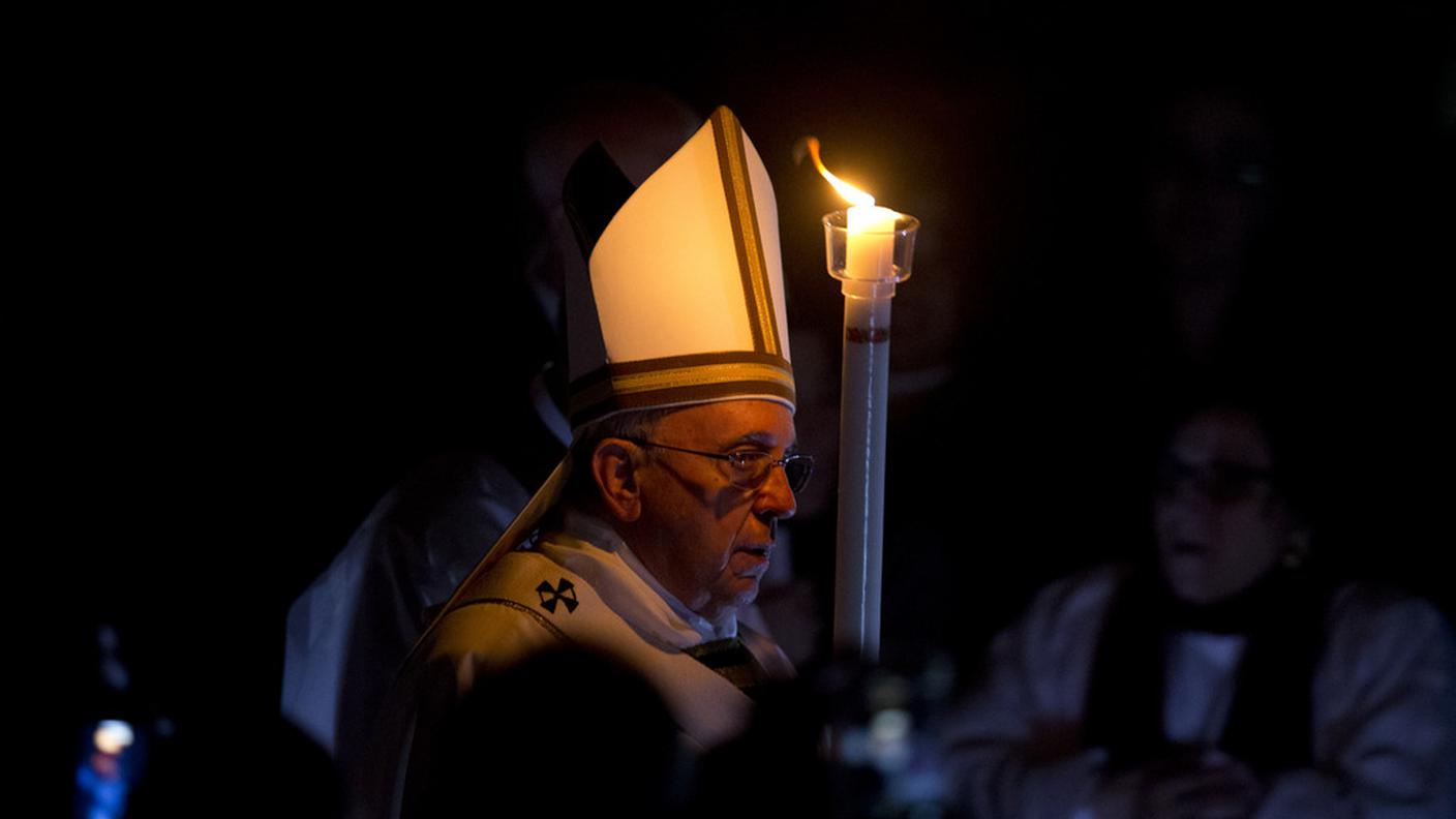 Il Papa al suo ingresso nella basilica di San Pietro per il rito della veglia