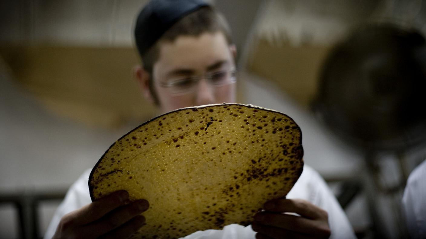 Il matzah, il pane azzimo che è l'alimento rituale nella Pasqua ebraica