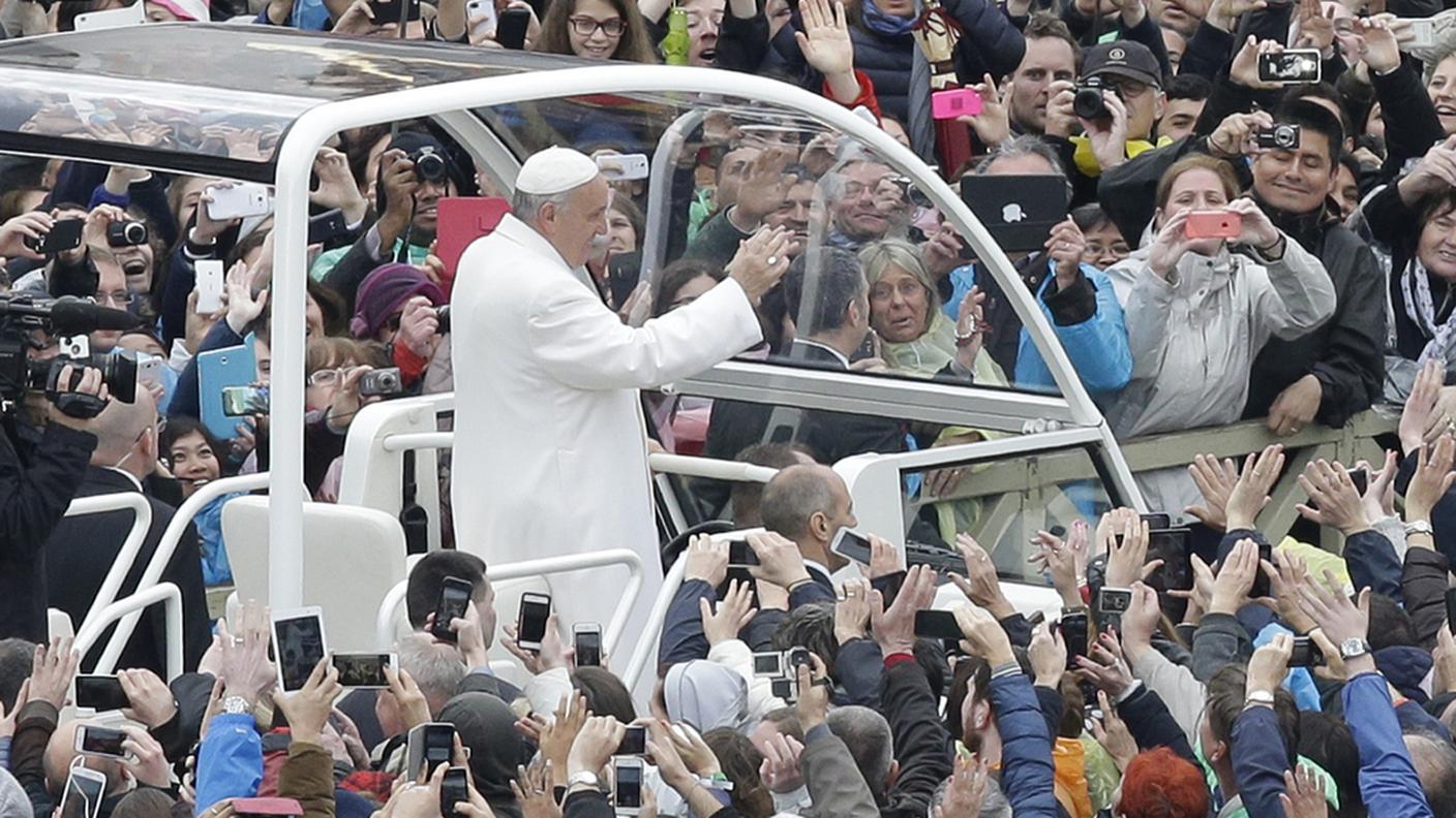 Il pontefice fra la folla di fedeli in Piazza San Pietro