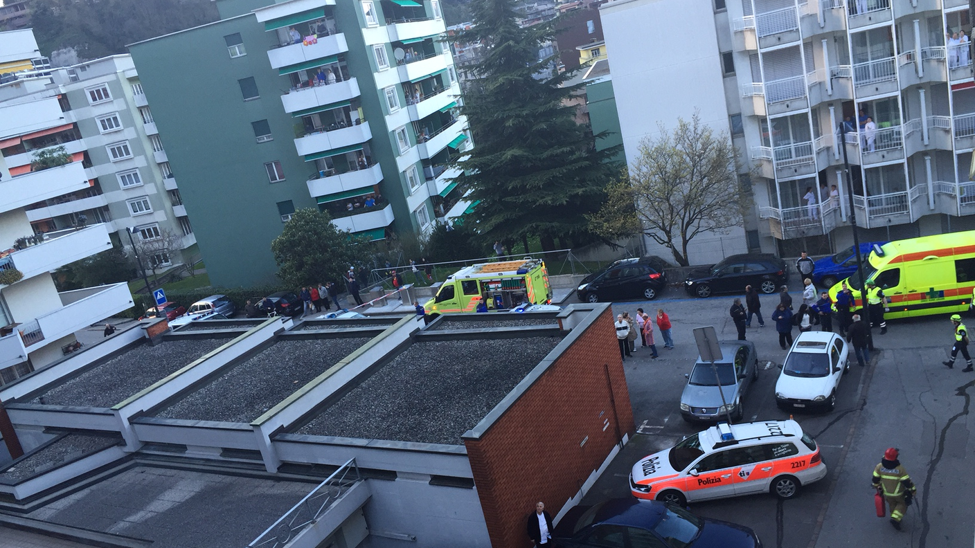 Polizia e pompieri in azione nel quartiere
