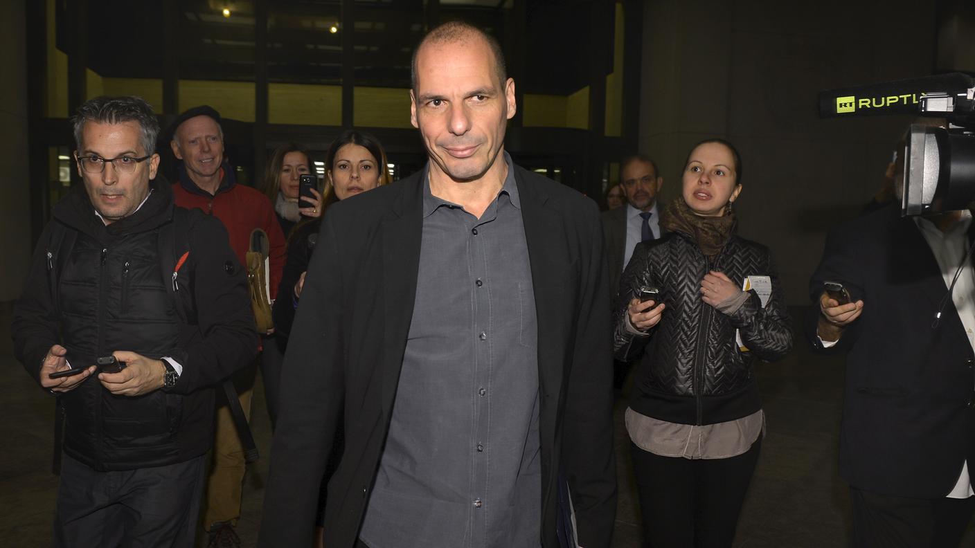 Il ministro Varoufakis attorniato dai giornalisti in margine ai suoi colloqui con Lagarde