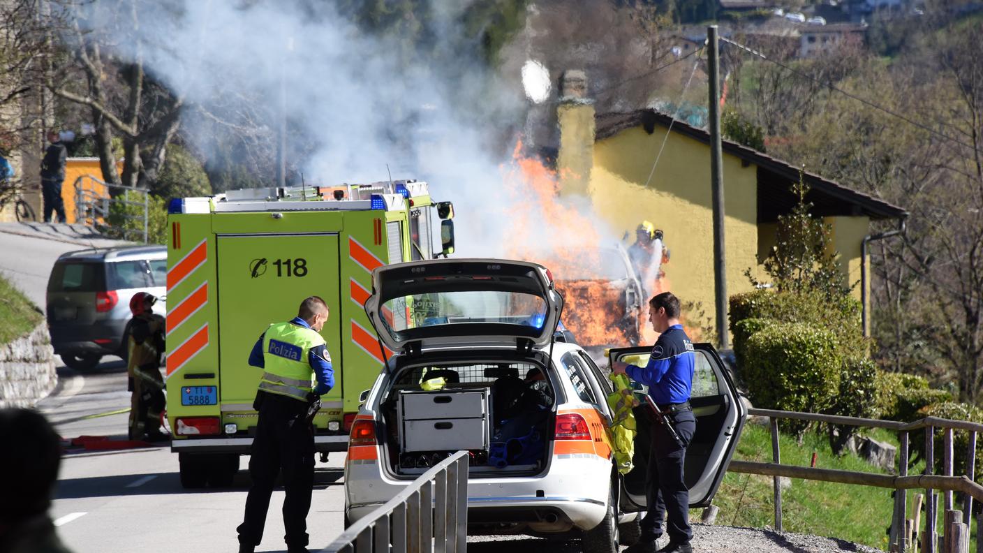 Una delle auto, alimentata a gas, è finita in fiamme