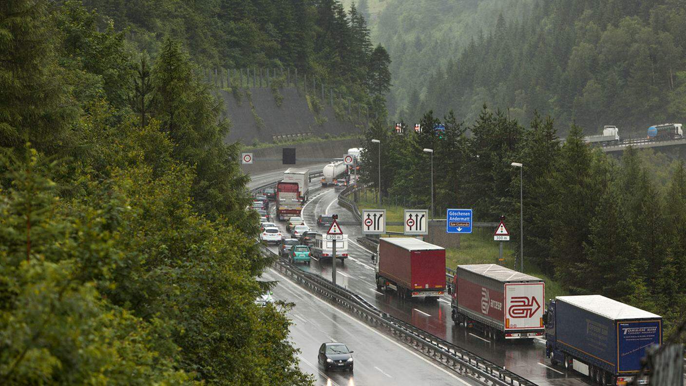 Calano costantemente i camion che attraversano le Alpi