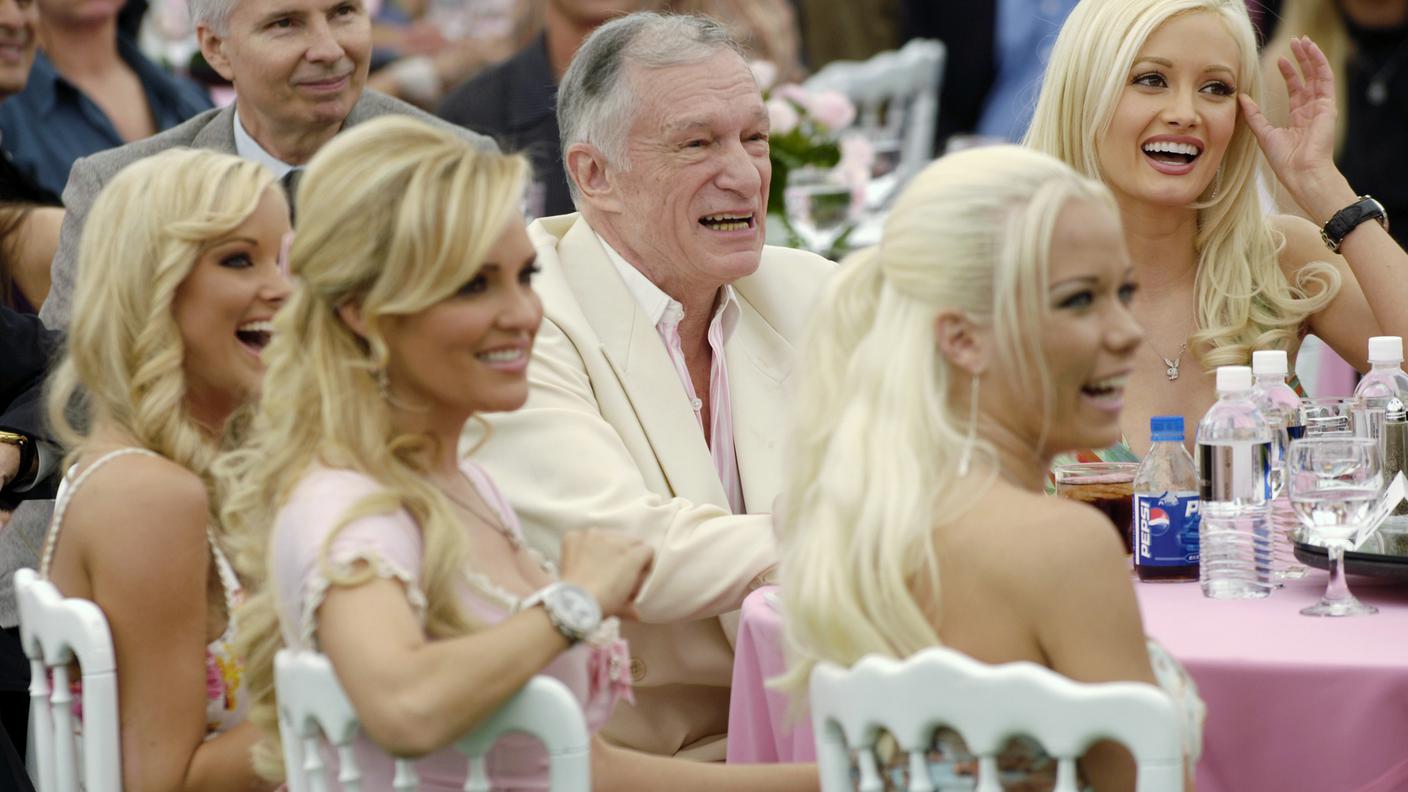 Hugh circondato dalle sue conigliette a una festa nel 2006
