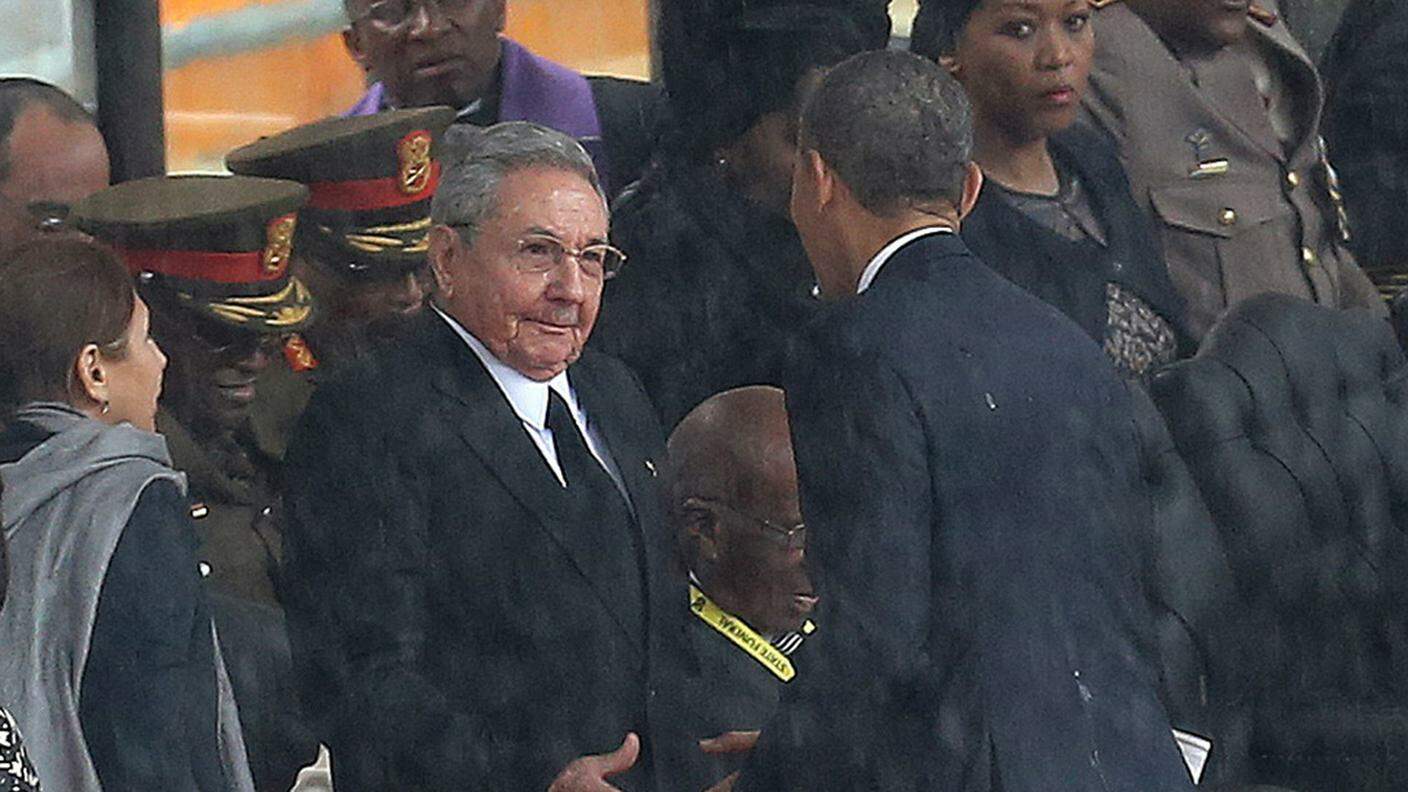 La prima, storica stretta di mano fra Obama e Raul Castro, in occasione dei funerali di Mandela nel dicembre 2013