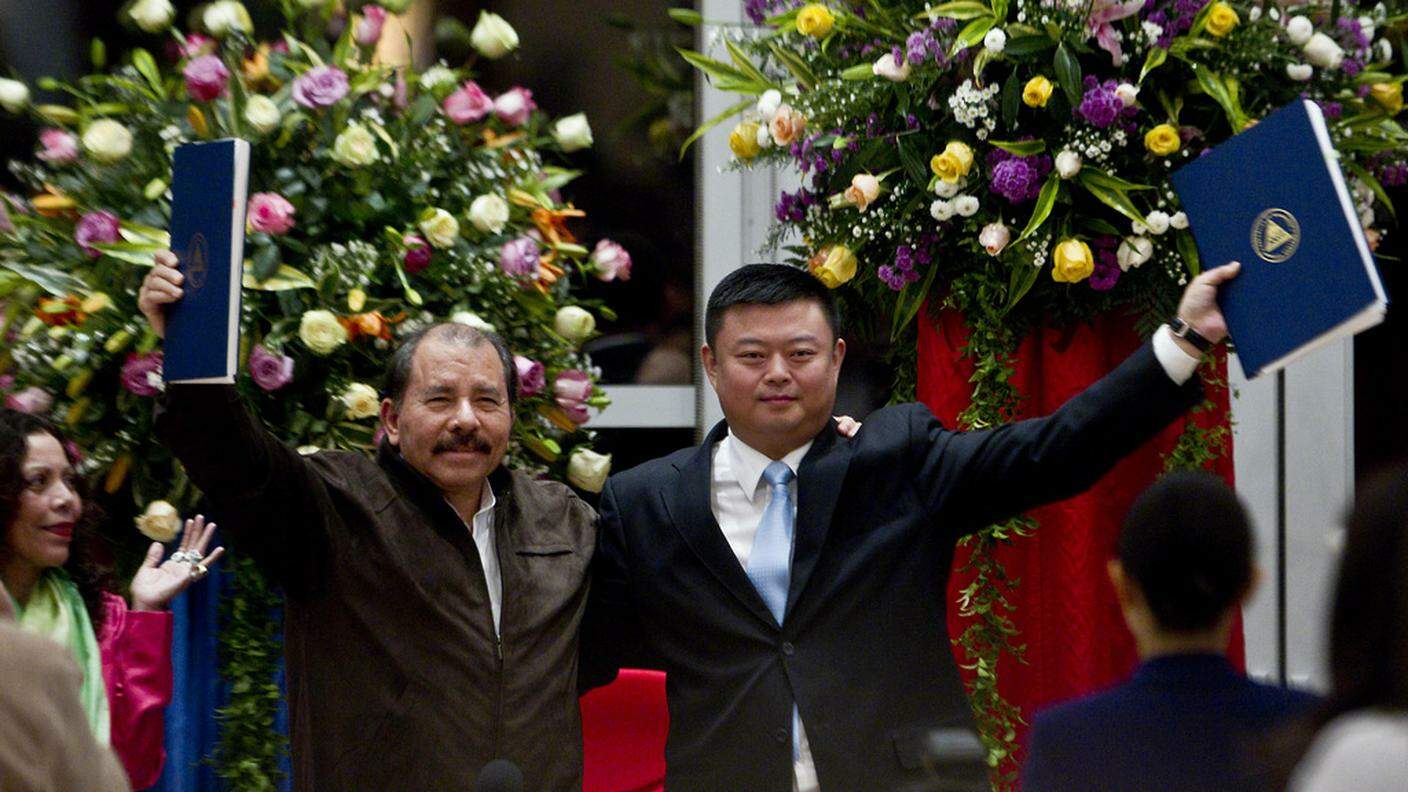 Il presidente del Nicaragua Daniel Ortega, e l'uomo d'affari cinese Wang Jing, dopo la conclusione nel 2014 dell'accordo sulla costruzione di un nuovo canale fra Atlantico e Pacifico.