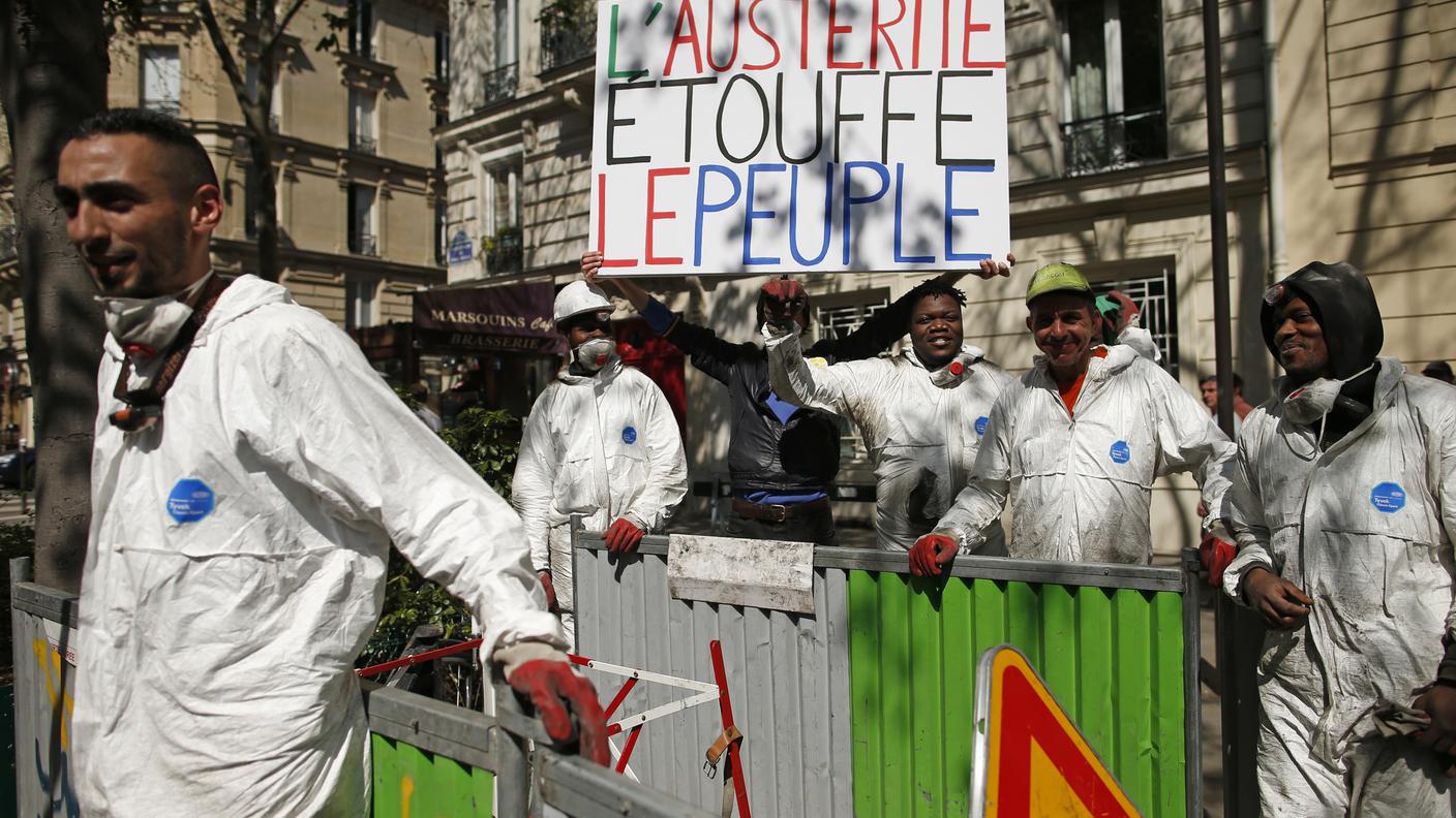 Dimostranti a Parigi contro il piano d'austerità del Governo Valls