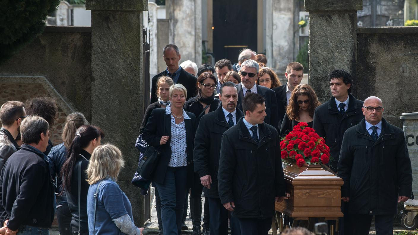 Dietro la bara i parenti di Frigerio