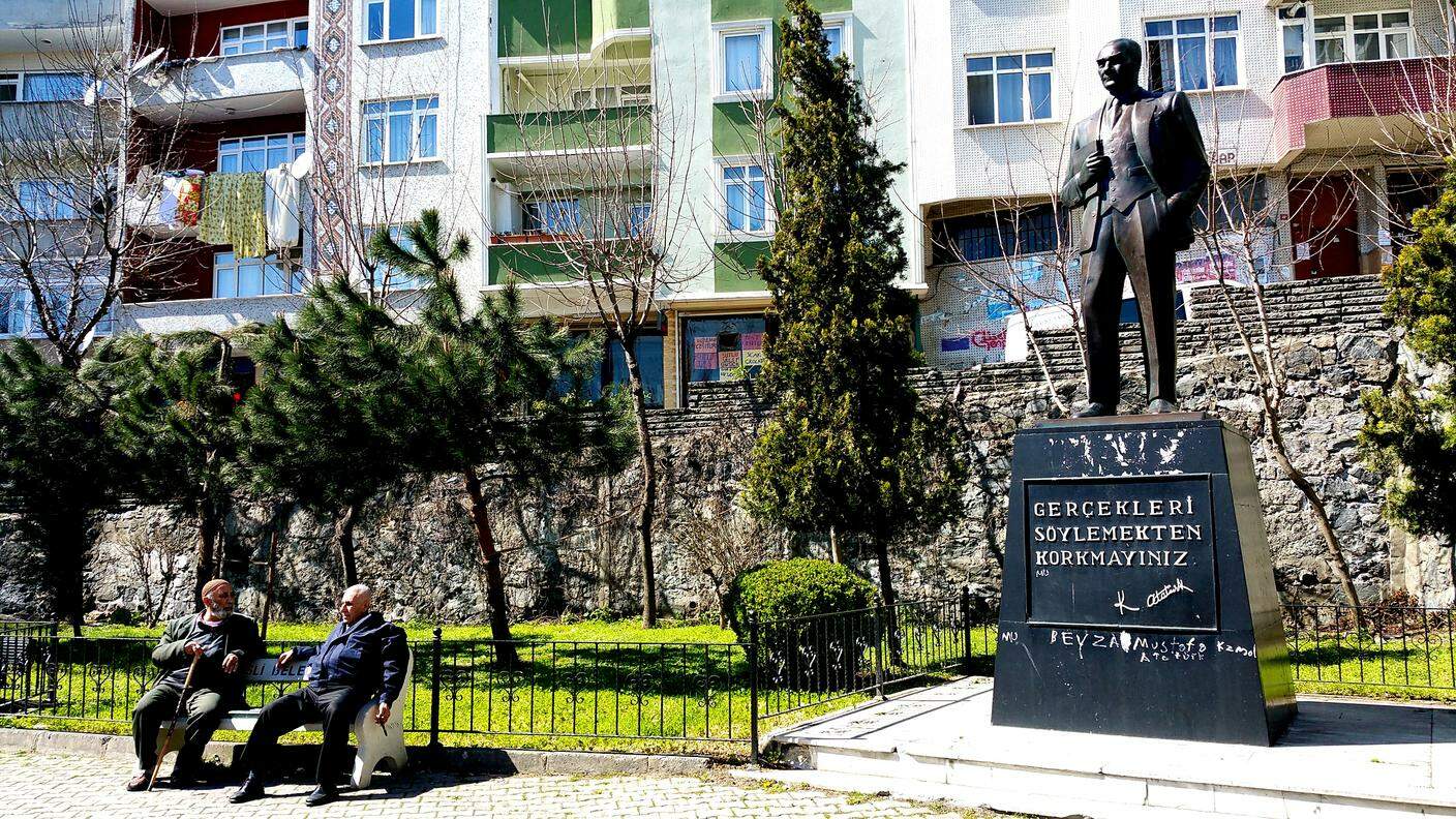 La statua di Mustafa Kemal Atatürk, il fondatore della Turchia moderna. “Non abbiate paura di dire la verità”, dice la scritta.