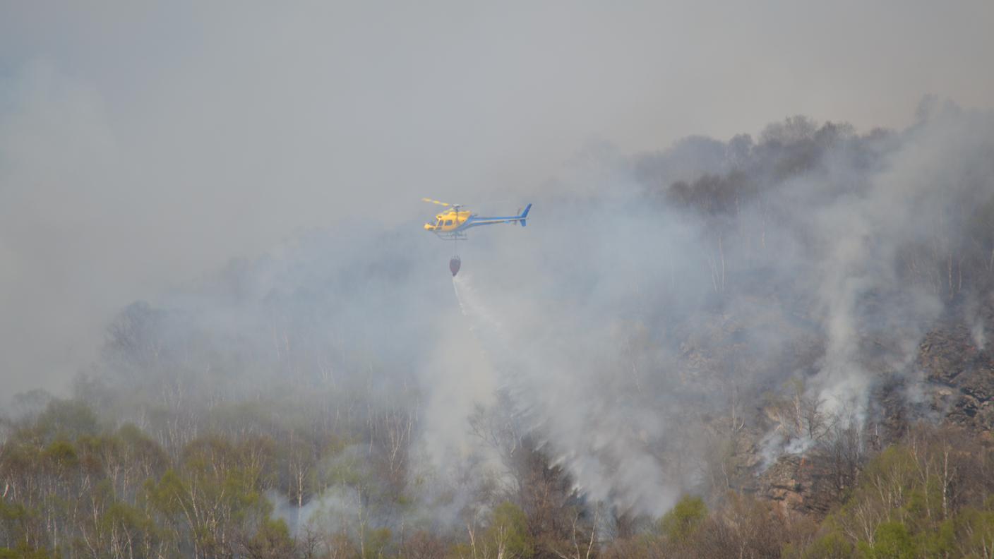 Elicottero in azione sulla zona in fiamme. L'incendio risulta molto esteso