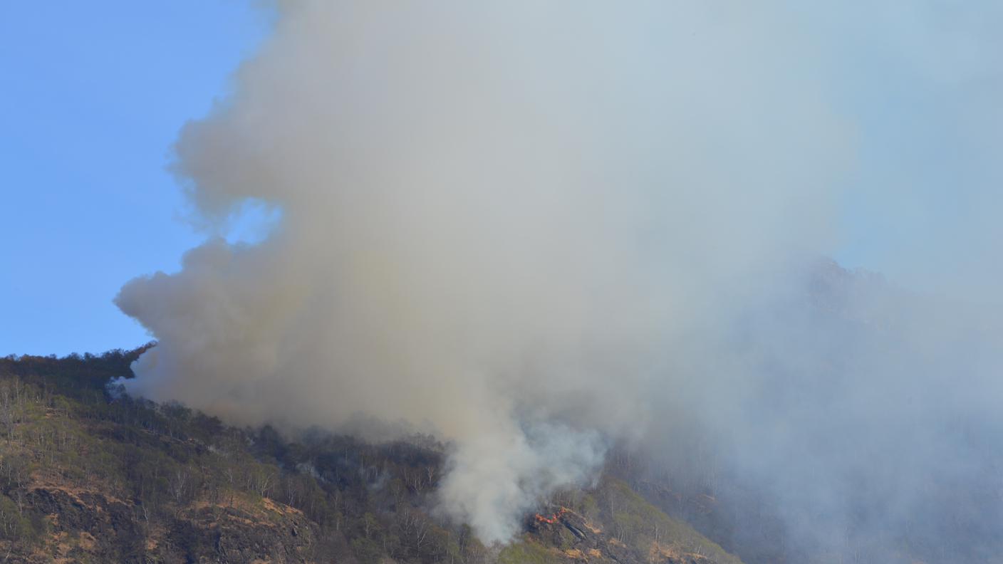 La densa colonna di fumo generata dall'incendio