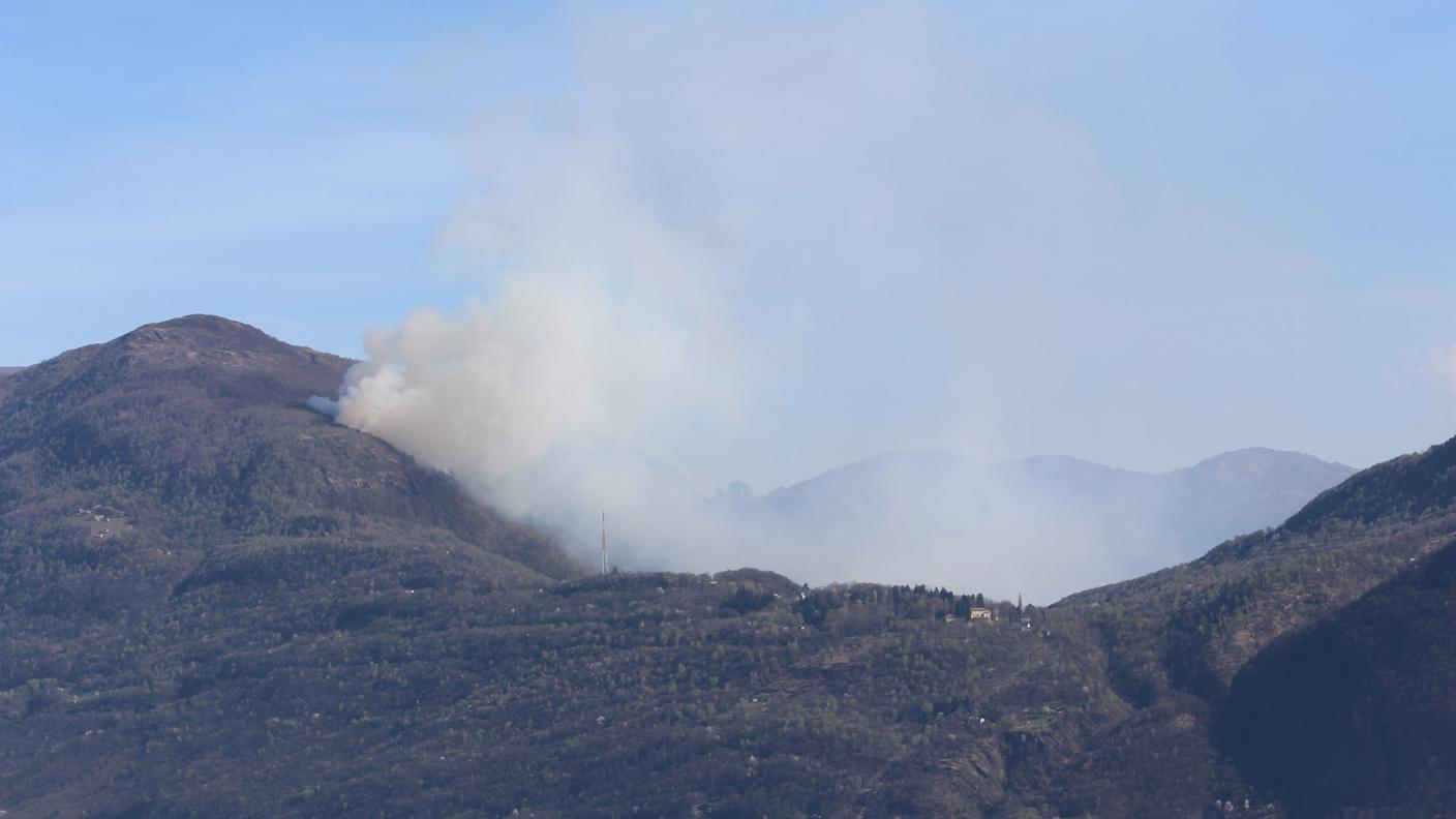 Una densa coltre di fumo ben visibile a distanza