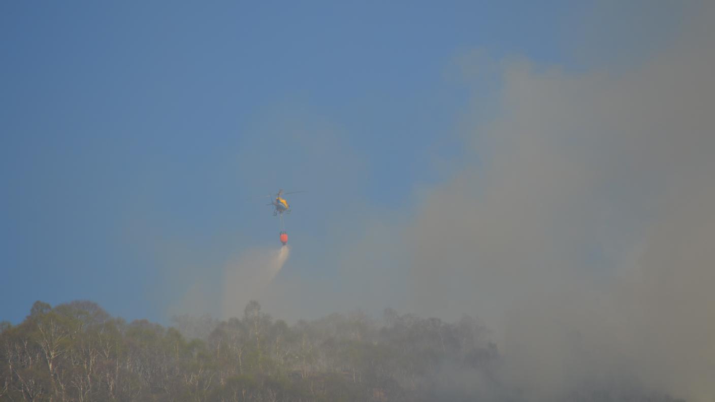 L'elicottero impegnato nelle operazioni di spegnimento