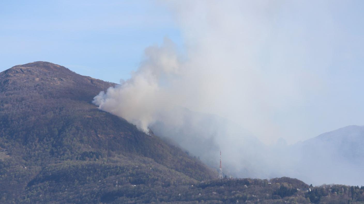 La coltre di fumo sviluppatasi a seguito dell'incendio