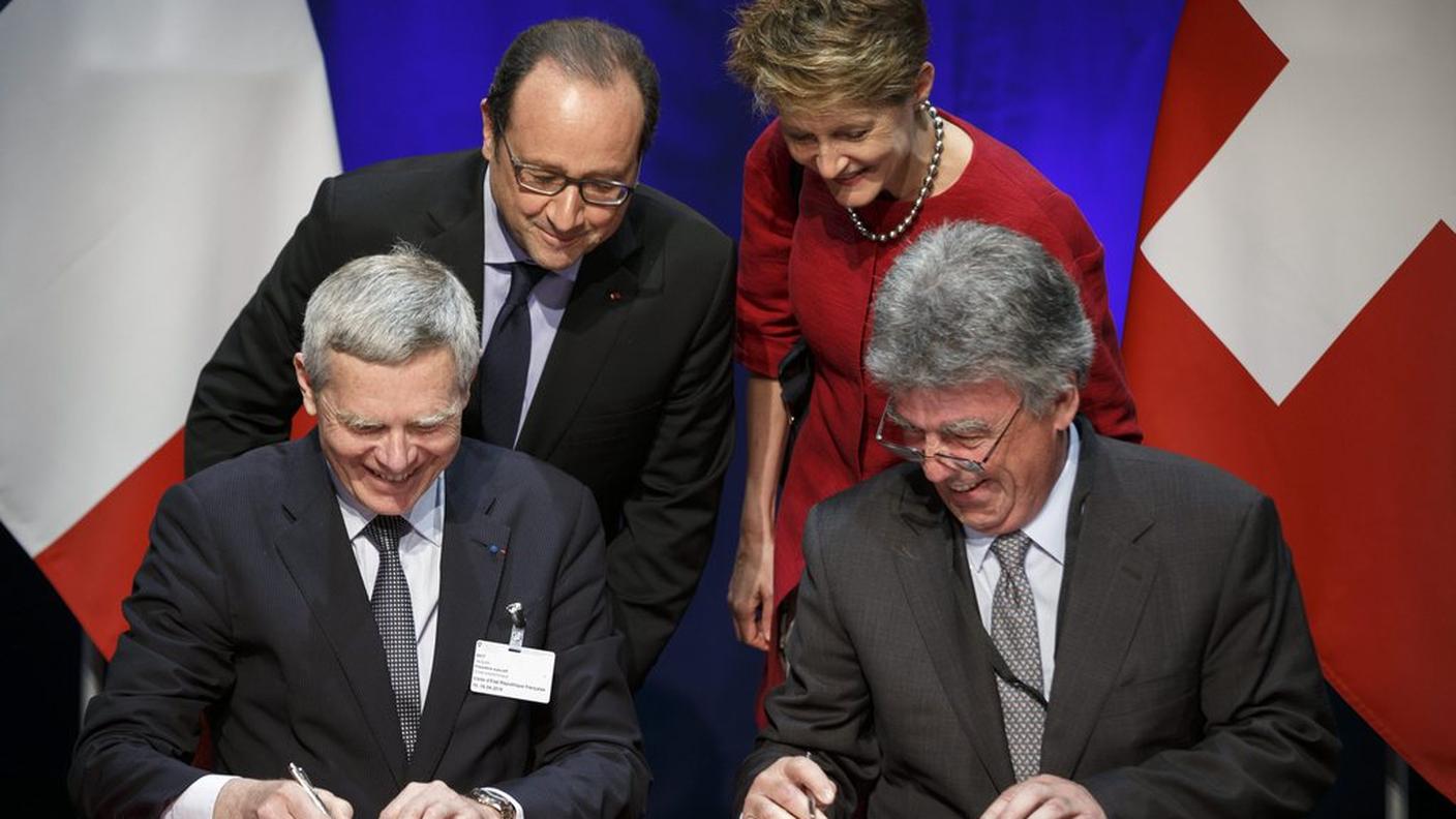 Jacques Biot, Presidente dell Élcole Polytechnique di Parigi e Patrick Aebischer, Presidente dell'EPFL, firmano l'accordo di collaborazione