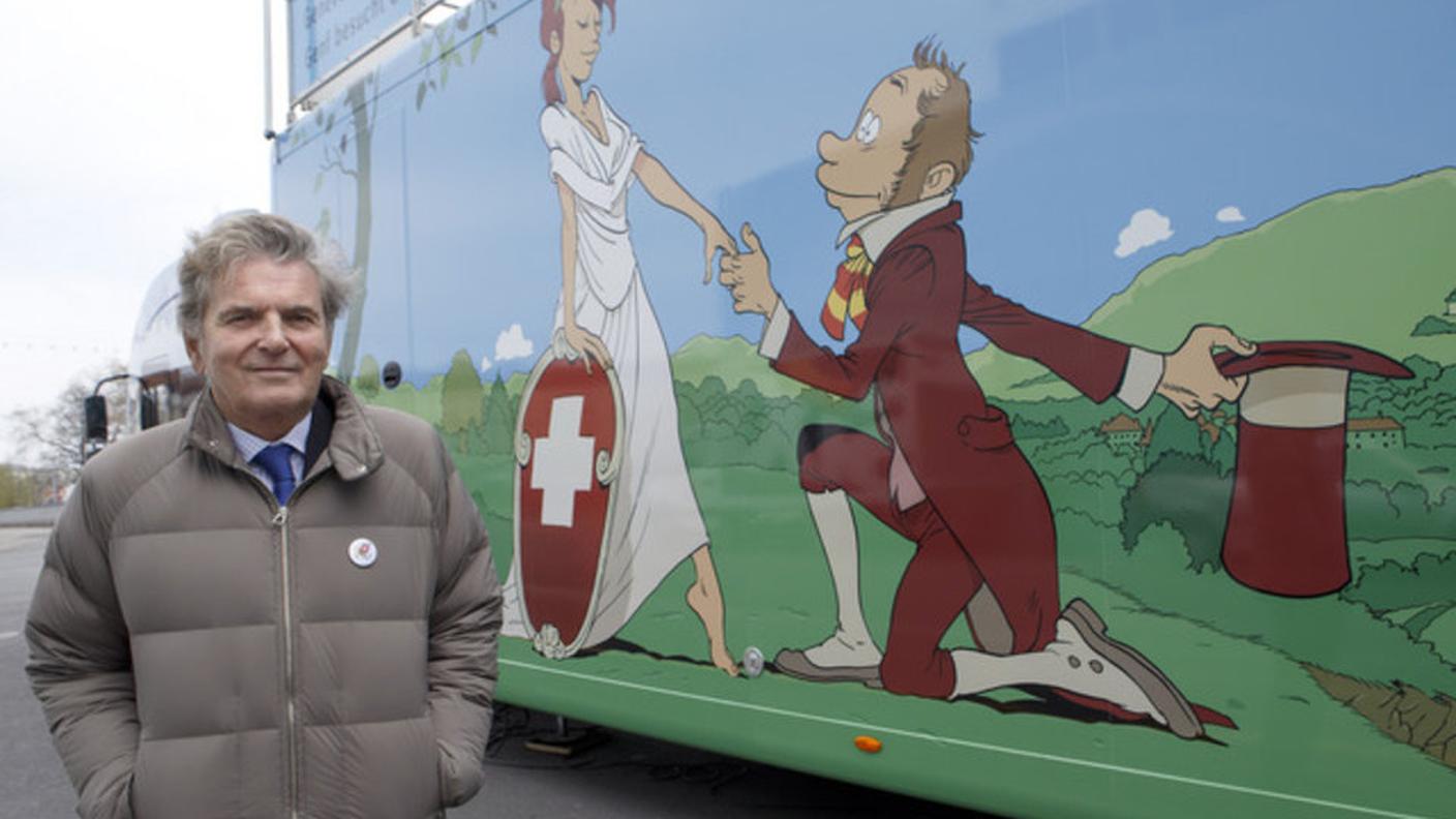 Ivan Pictet a fianco del semirimorchio promozionale ginevrino