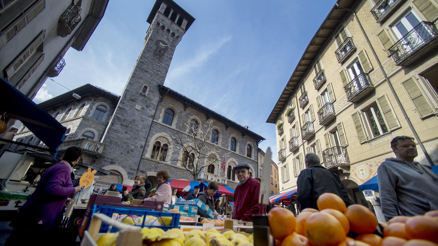 Il tradizionale mercato del sabato presso il municipio