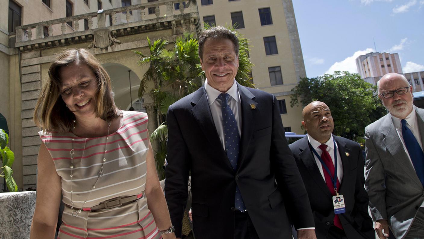Andrew Cuomo insieme a Josefina Vidal, direttrice generale della divisione statunitense del Ministero degli esteri cubano
