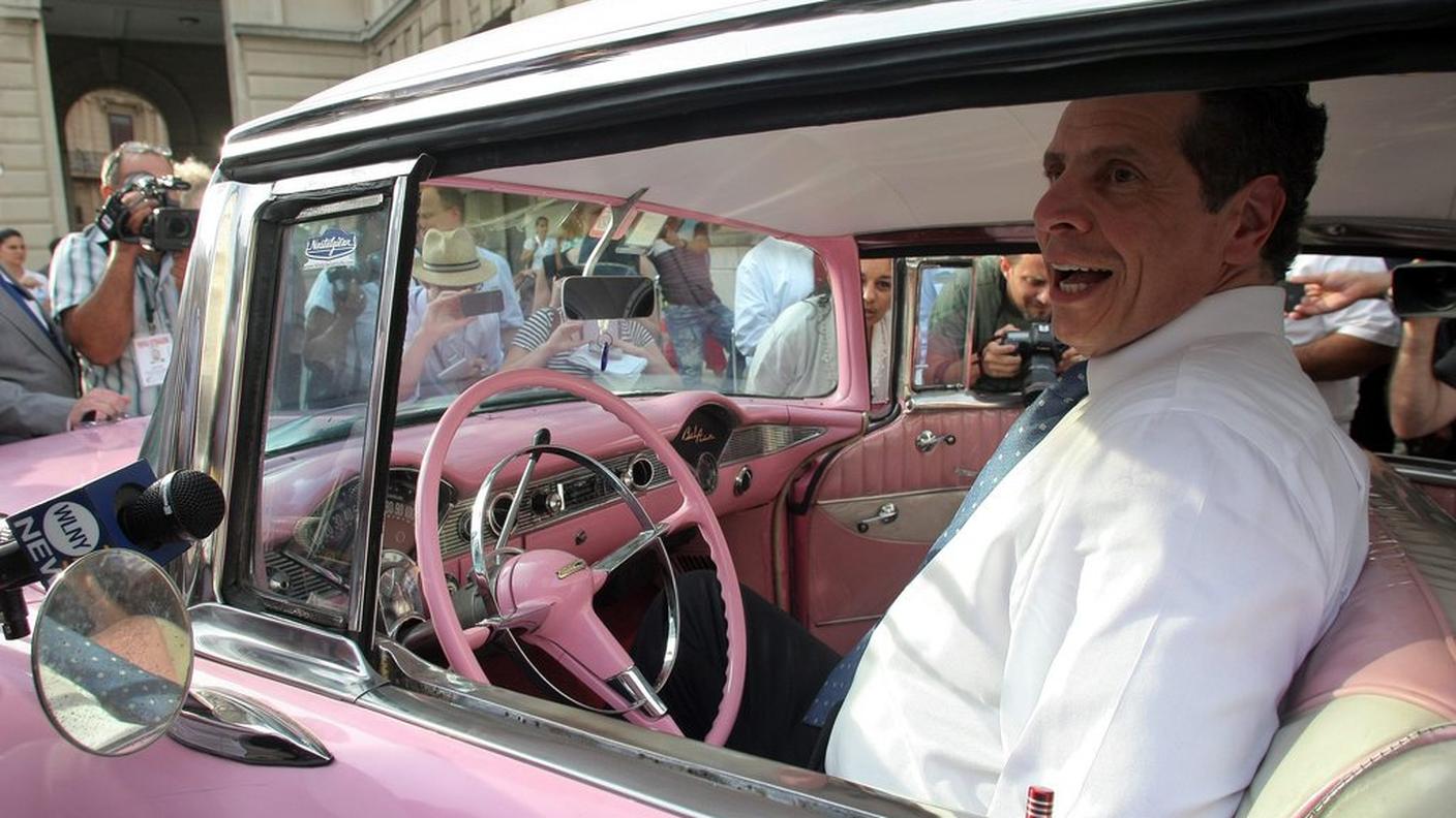 Affascinato dalle auto d'epoca che circolano sull'isola