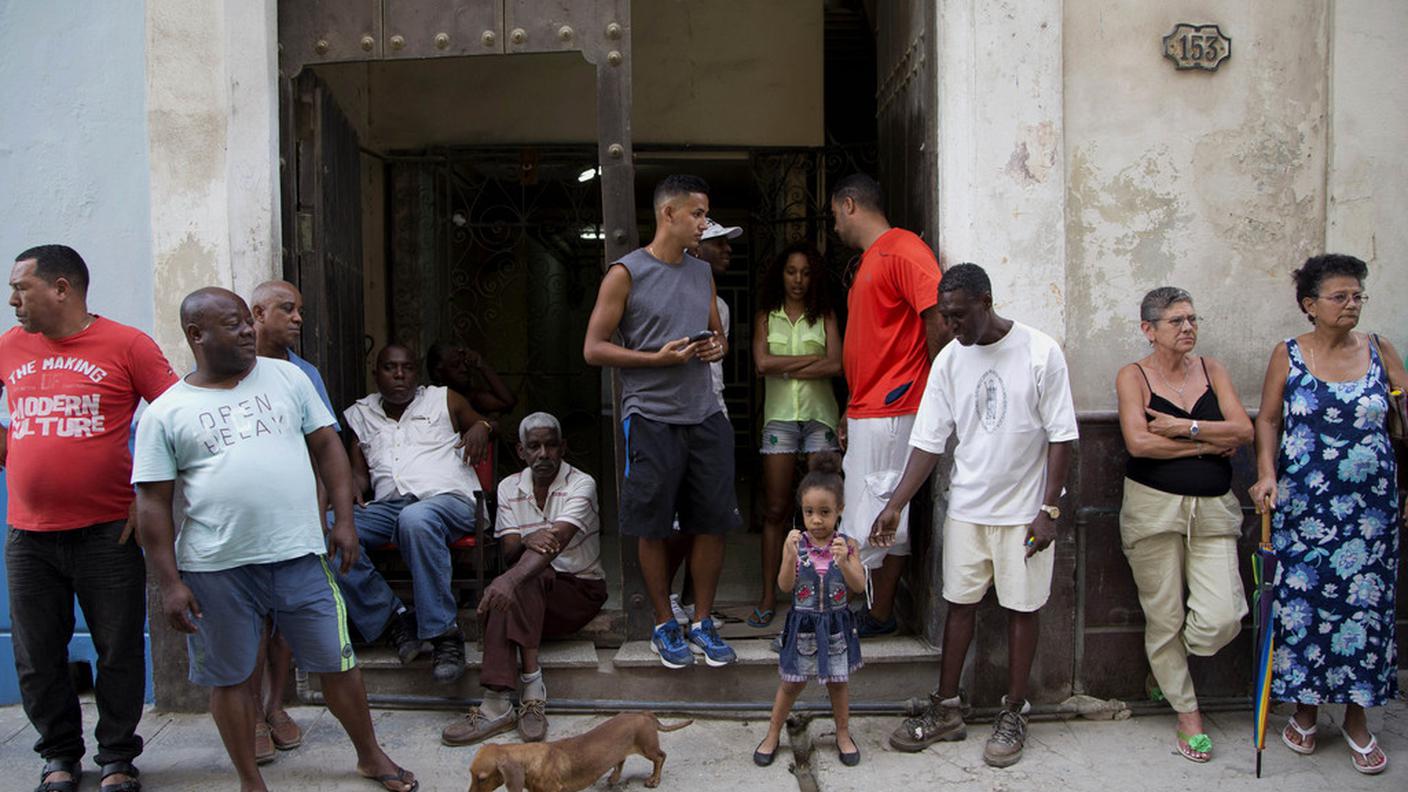 Popolazione cubana in attesa di vedere l'ospite "gringo"