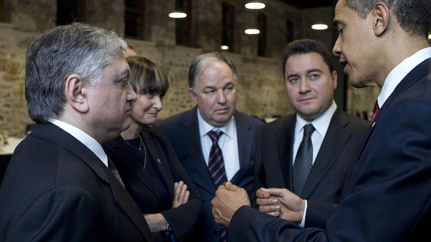 Istanbul, 6 aprile 2009 - Micheline Calmy-Rey con Barack Obama, e i rappresentanti della diplomazia turca e armena