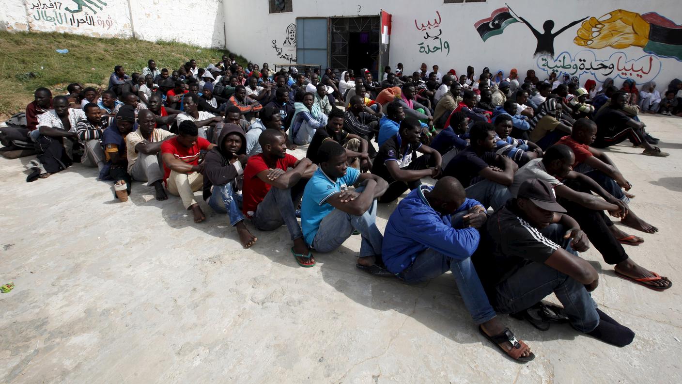 Migranti pronti a partire per l'Italia bloccati a Tripoli